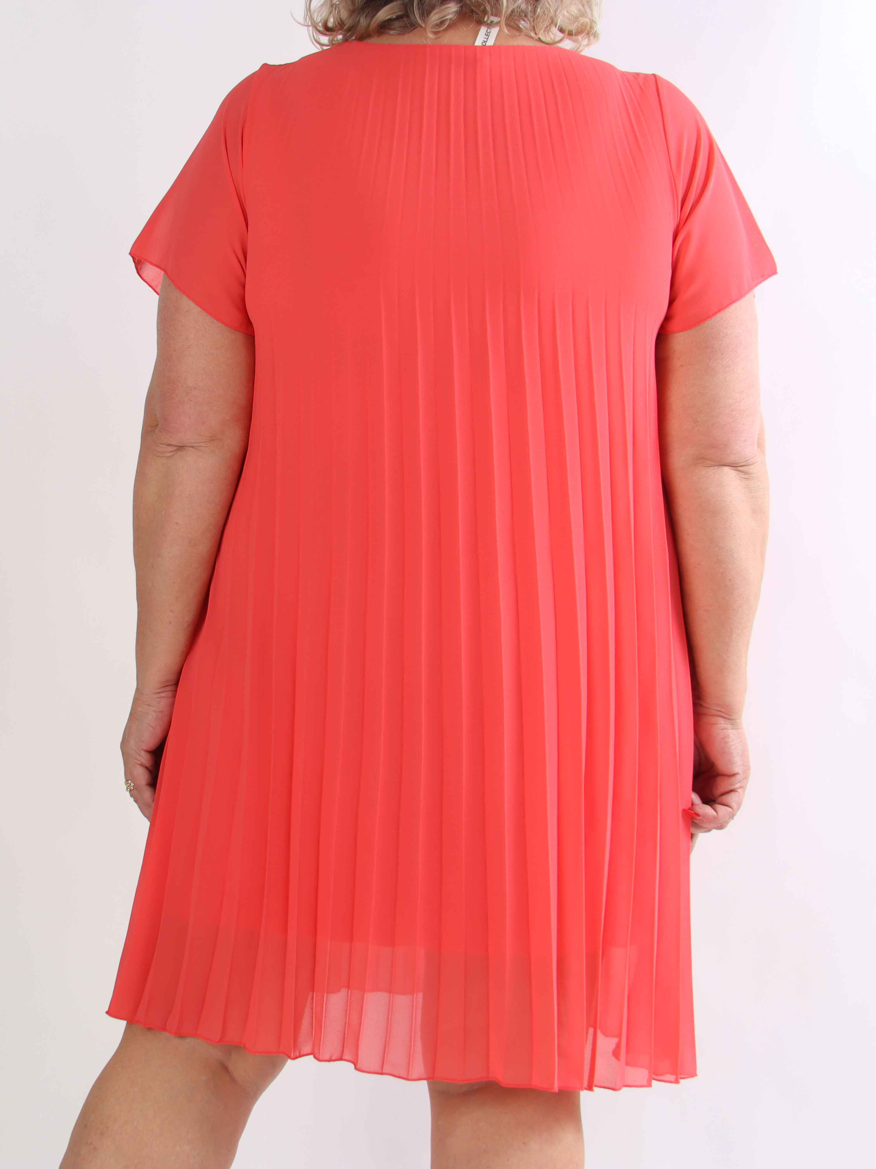 Scarlett - Plus size kjole i plisseret chiffon med fin blomst ved skulderen